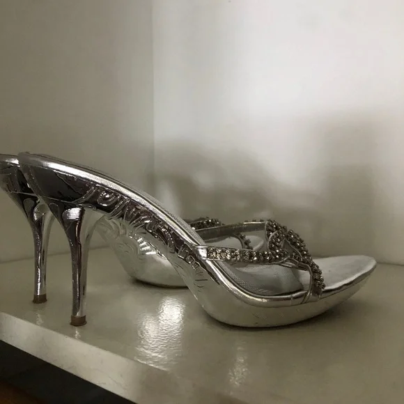 STUNNING SILVER STILETTOS - Picture 3 of 9